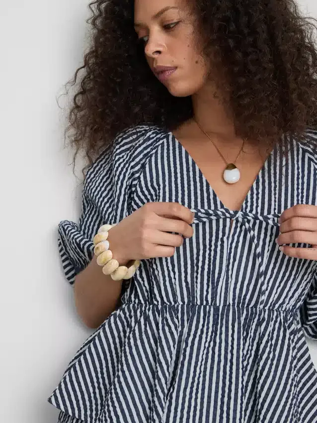 Blusa de Paula Echevarría con mangas abullonadas y rayas de seersucker