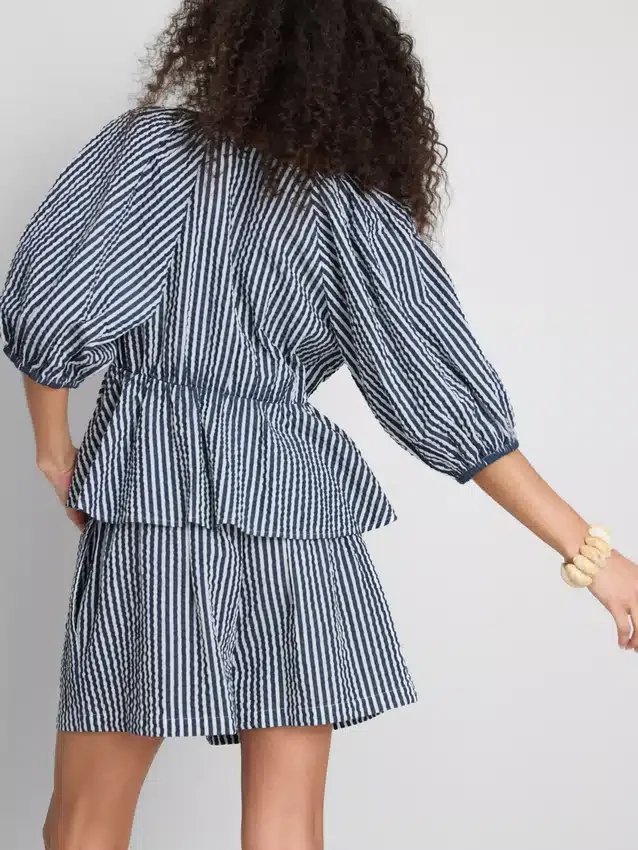 Blusa de Paula Echevarría con mangas abullonadas y rayas de seersucker
