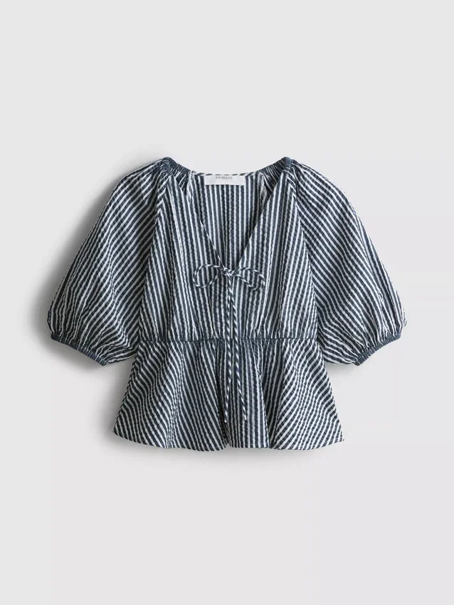 Blusa de Paula Echevarría con mangas abullonadas y rayas de seersucker