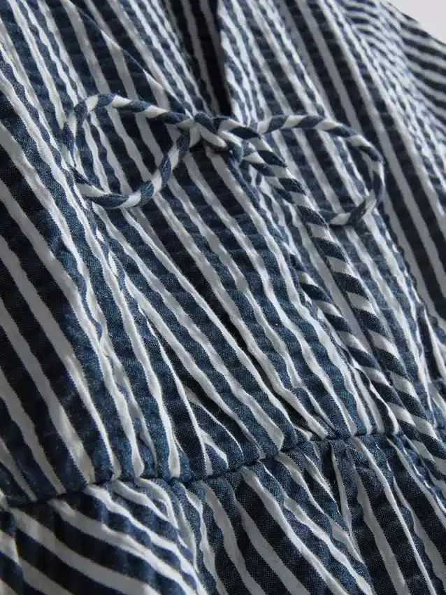 Blusa de Paula Echevarría con mangas abullonadas y rayas de seersucker
