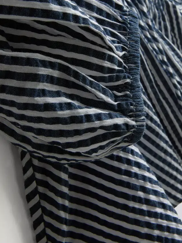 Blusa de Paula Echevarría con mangas abullonadas y rayas de seersucker
