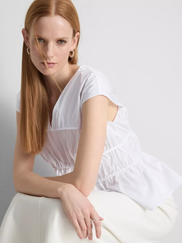 Blusa de popelín fruncida con cuello en V de The Edit