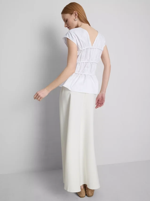 Blusa de popelín fruncida con cuello en V de The Edit