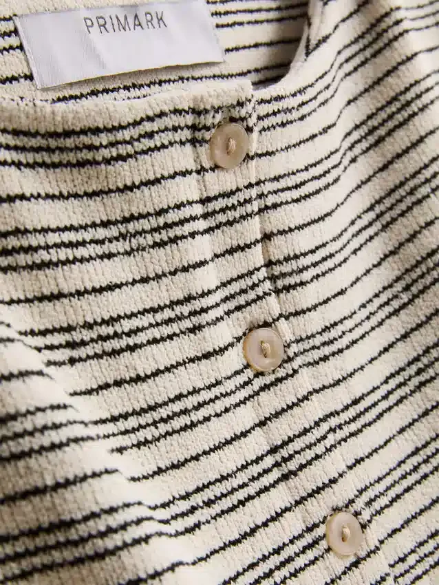 Blusa de punto a rayas con botones de Paula Echevarría
