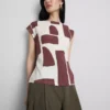 Blusa estampada con mangas casquillo