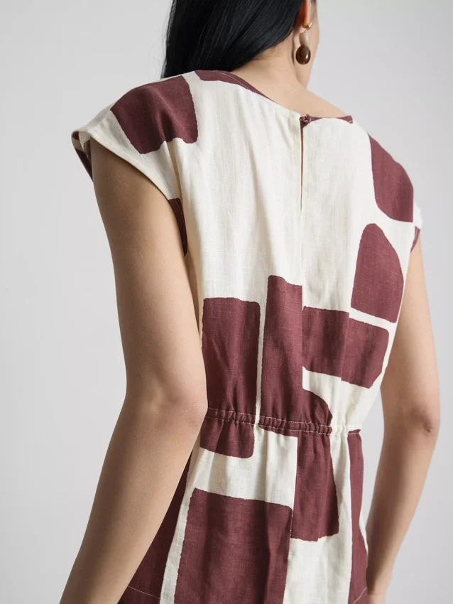 Blusa estampada con mangas casquillo