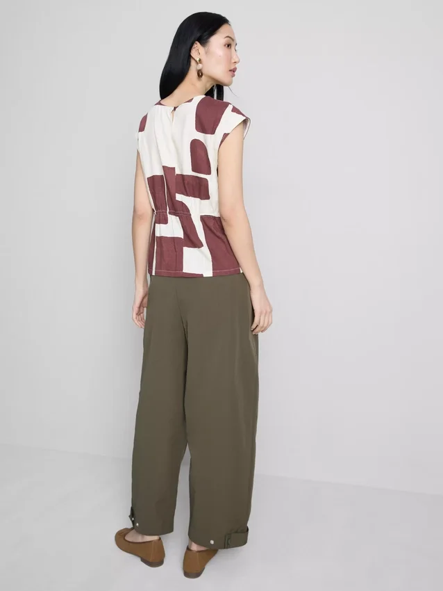 Blusa estampada con mangas casquillo