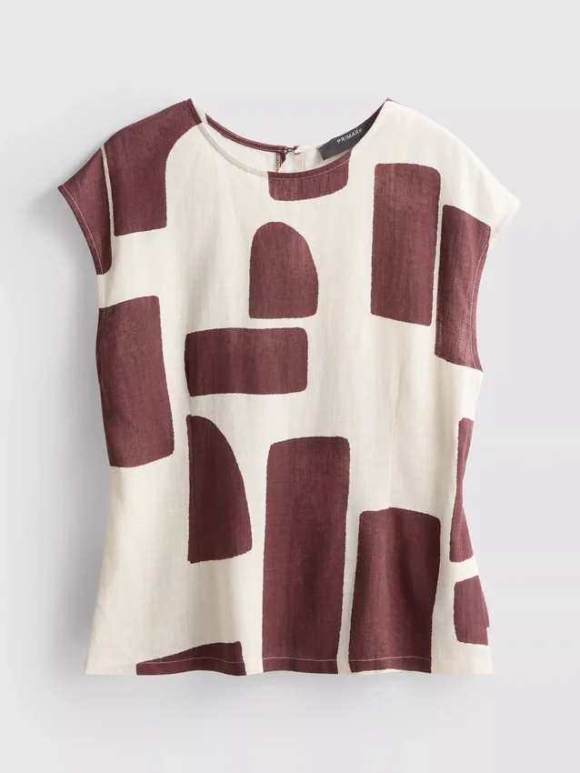 Blusa estampada con mangas casquillo