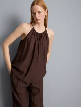 Blusa trapecio con cuello halter texturizada