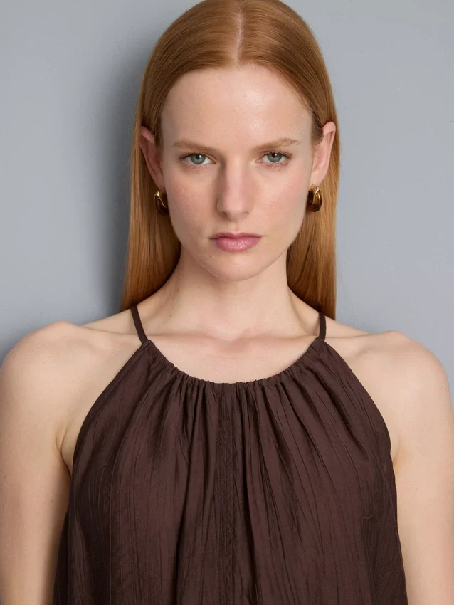 Blusa trapecio con cuello halter texturizada