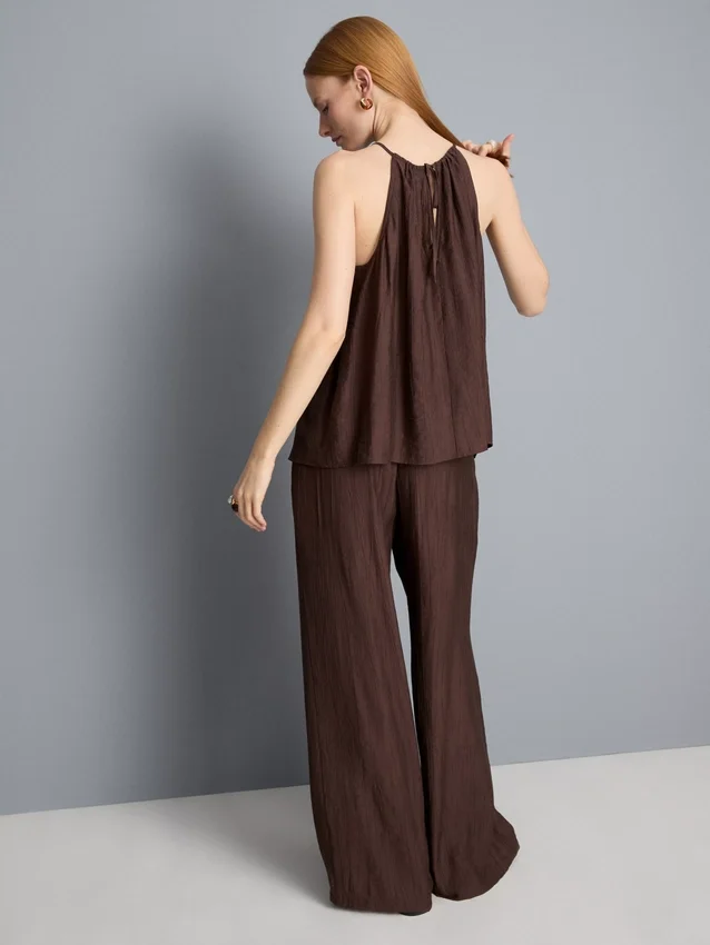Blusa trapecio con cuello halter texturizada