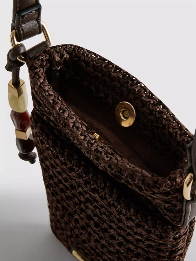 Bolsa para celular tejida con cuentas