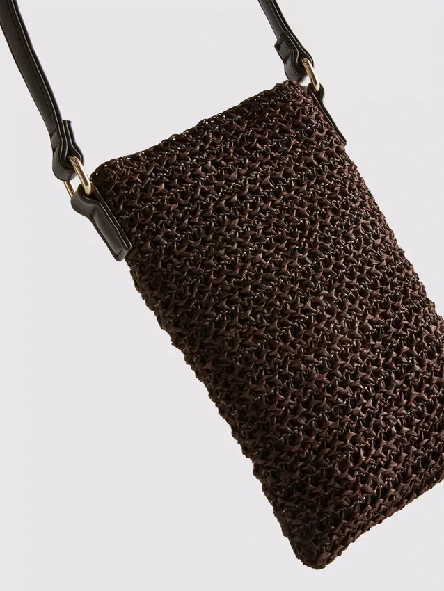 Bolsa para celular tejida con cuentas