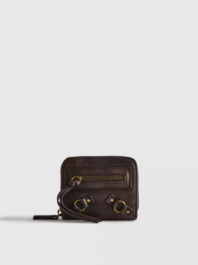 Bolso con cremallera de aspecto desgastado