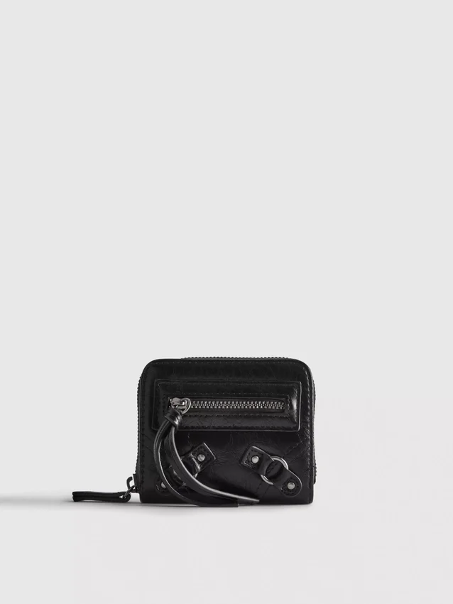 Bolso con cremallera de aspecto desgastado