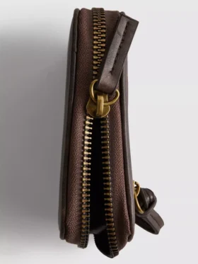 Bolso con cremallera de aspecto desgastado