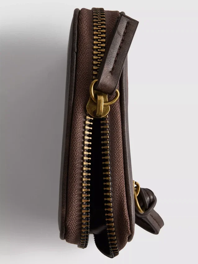 Bolso con cremallera de aspecto desgastado