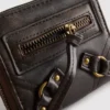 Bolso con cremallera de aspecto desgastado