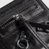 Bolso con cremallera de aspecto desgastado