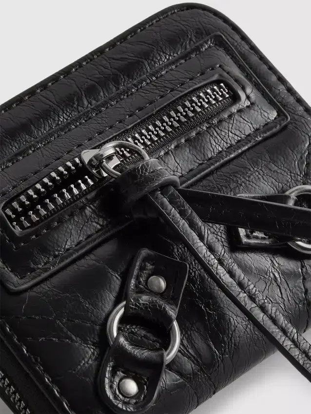 Bolso con cremallera de aspecto desgastado