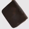 Bolso con cremallera de aspecto desgastado