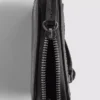 Bolso con cremallera de aspecto desgastado