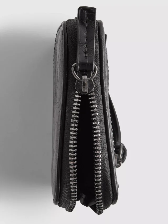 Bolso con cremallera de aspecto desgastado