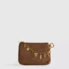 Bolso con detalle de dijes