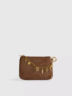 Bolso con detalle de dijes