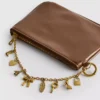 Bolso con detalle de dijes