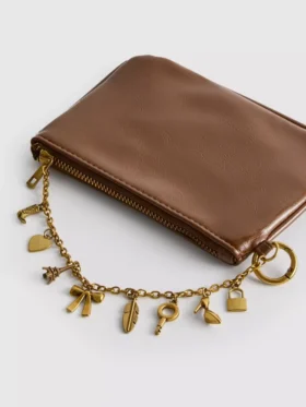 Bolso con detalle de dijes