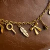 Bolso con detalle de dijes