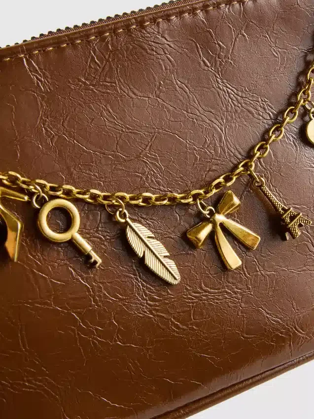 Bolso con detalle de dijes