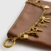 Bolso con detalle de dijes