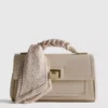 Bolso cruzado con detalle de bufanda