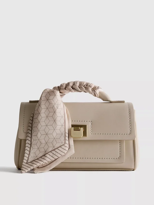 Bolso cruzado con detalle de bufanda
