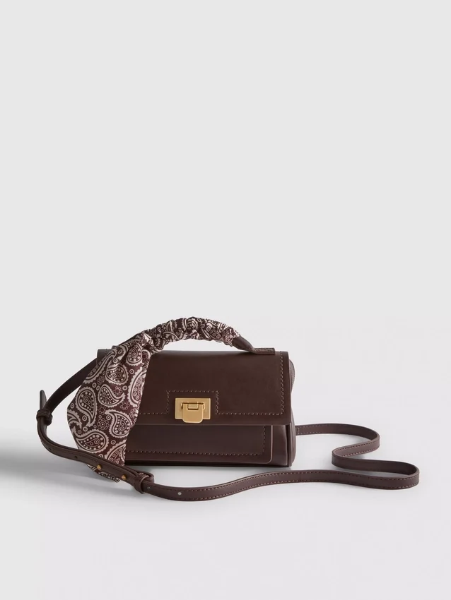 Bolso cruzado con detalle de bufanda