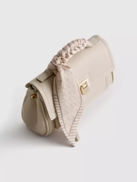 Bolso cruzado con detalle de bufanda