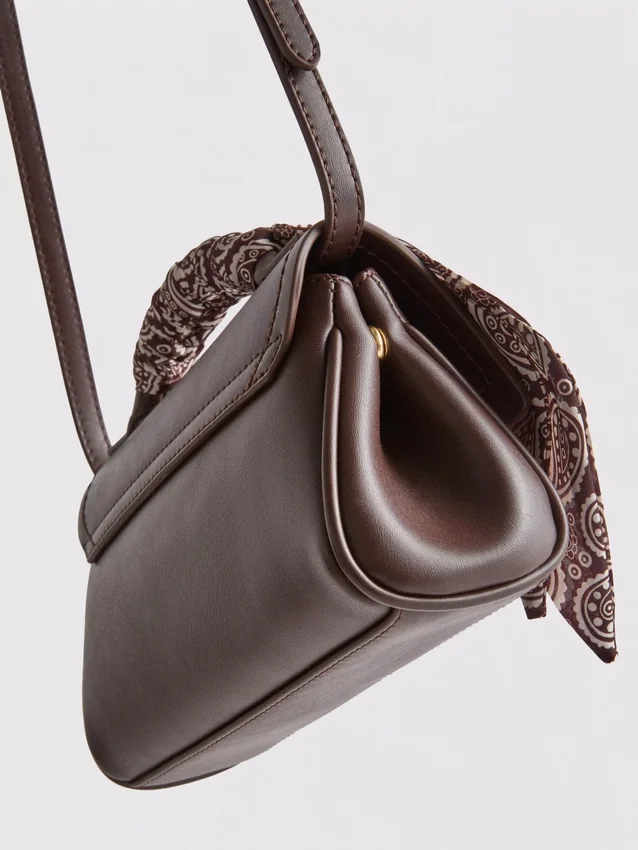 Bolso cruzado con detalle de bufanda