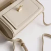 Bolso cruzado con detalle de bufanda