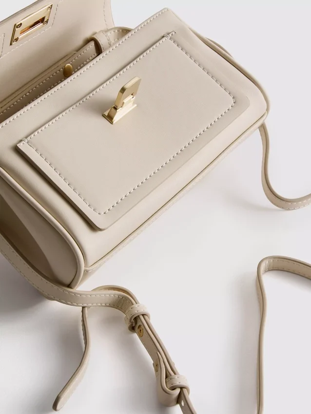 Bolso cruzado con detalle de bufanda