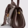Bolso cruzado con detalle de bufanda