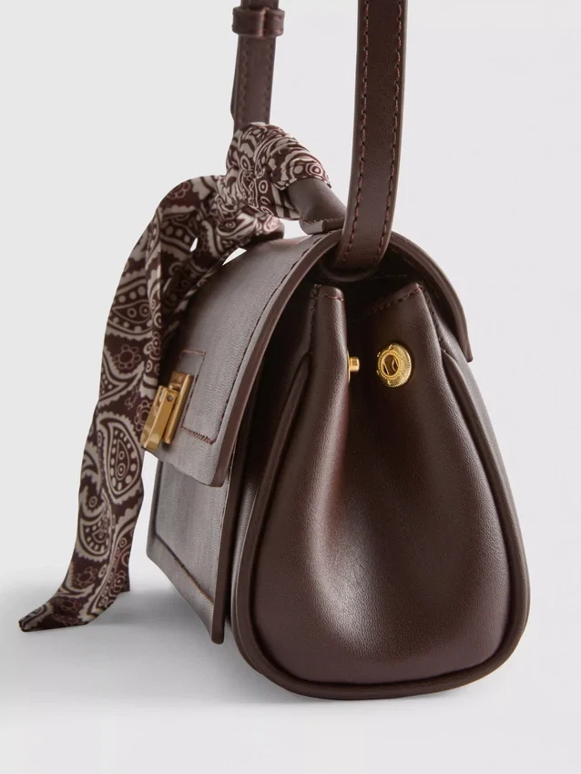 Bolso cruzado con detalle de bufanda
