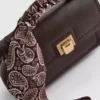 Bolso cruzado con detalle de bufanda