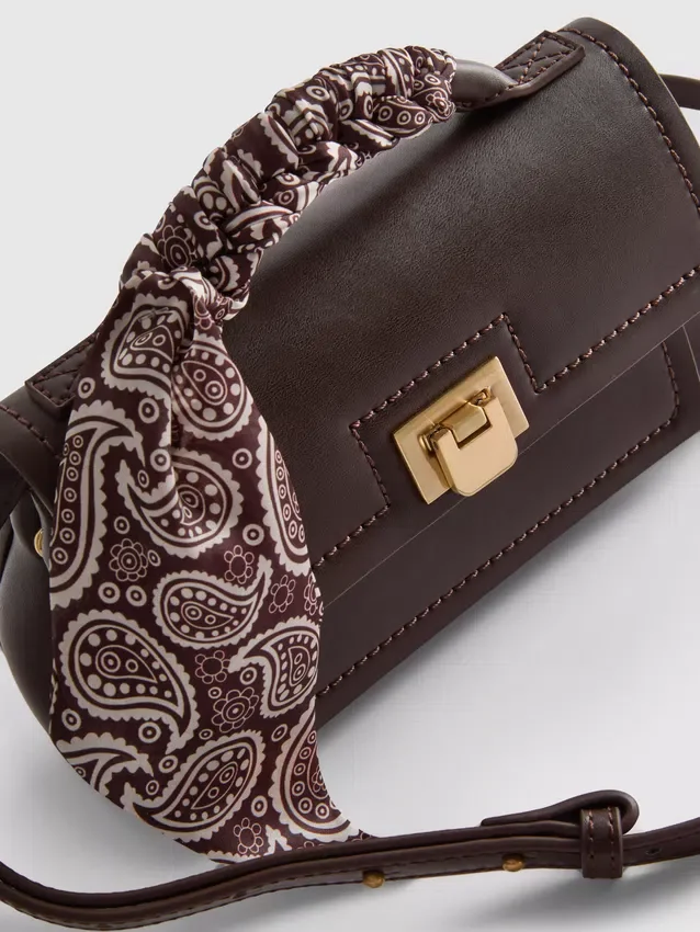Bolso cruzado con detalle de bufanda