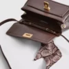 Bolso cruzado con detalle de bufanda