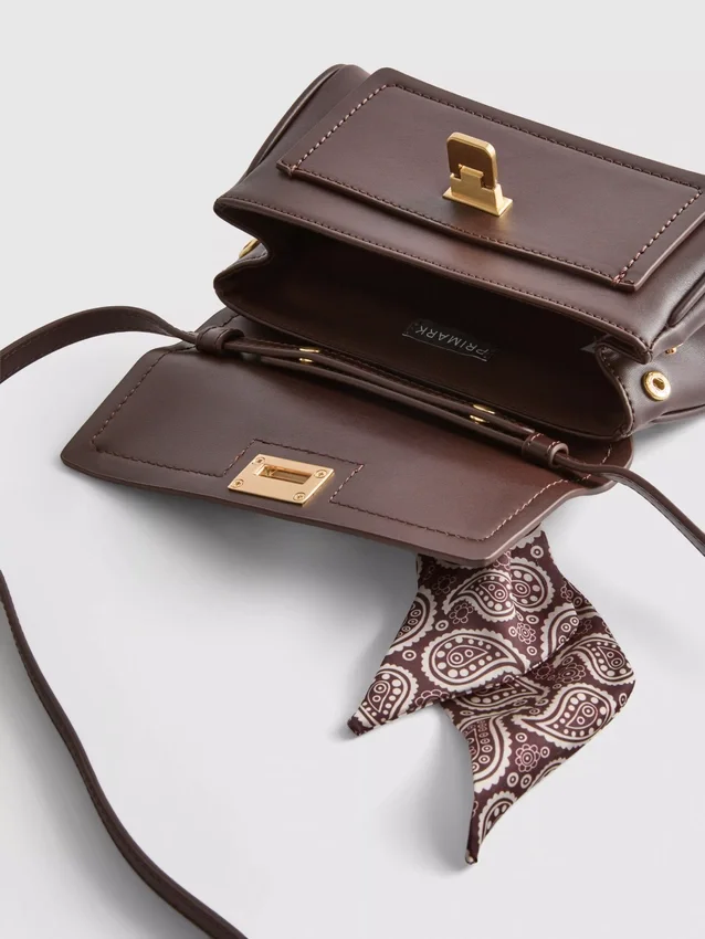 Bolso cruzado con detalle de bufanda