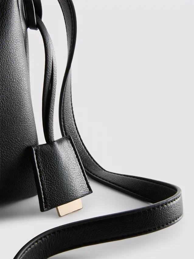 Bolso cruzado con doble refuerzo