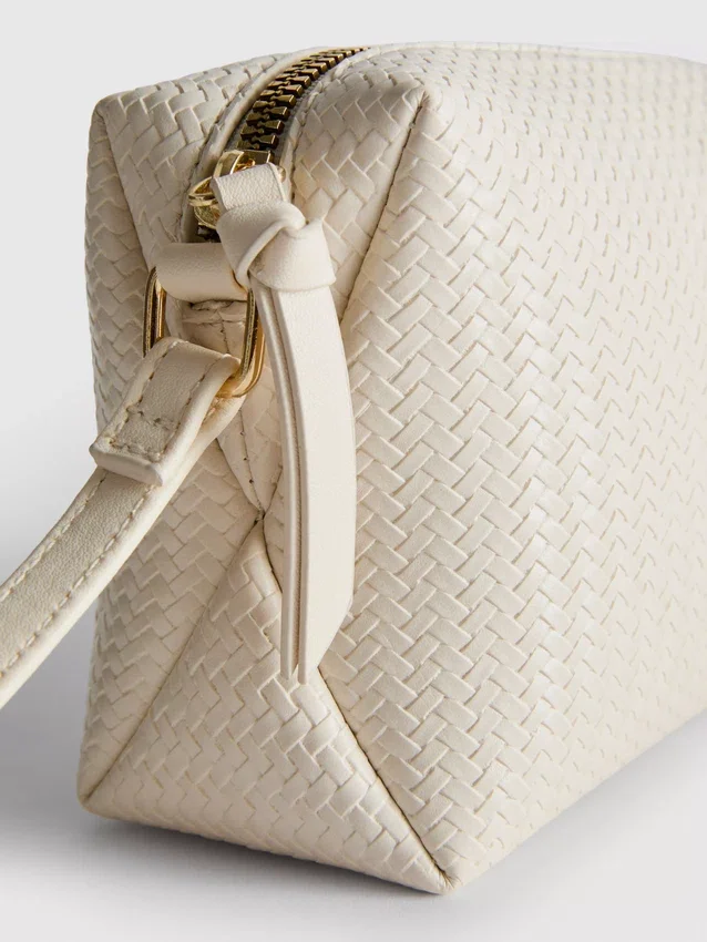 Bolso cruzado con efecto tejido