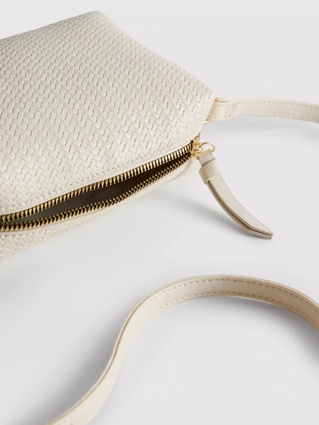 Bolso cruzado con efecto tejido